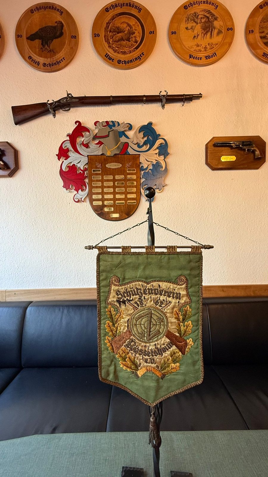 Traditionsfahne mit Vereinswappen